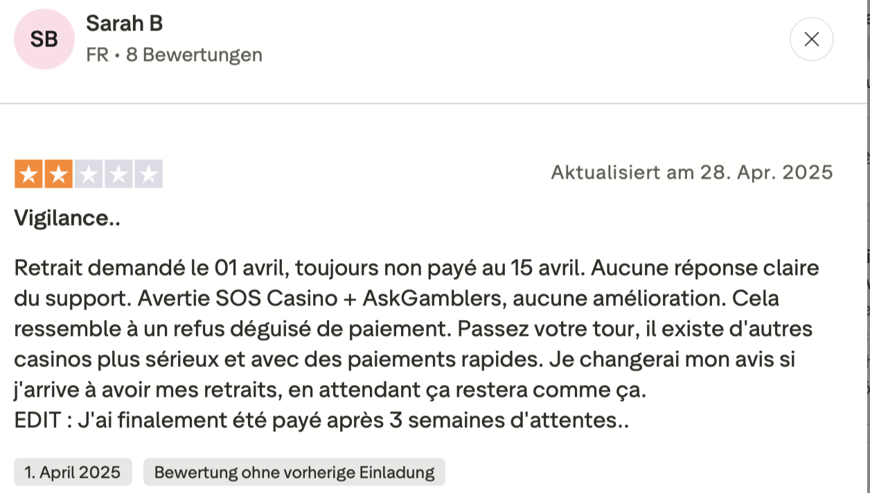 Trustpilot-Bewertung von Sarah B aus Frankreich mit zwei Sternen über eine verzögerte Auszahlung, die laut Nachtrag nach drei Wochen doch erfolgte